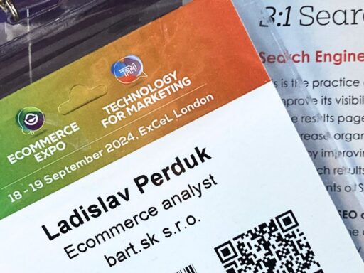 Ladislav Perduk na konferencii Ecommerce Expo, vizitka s QR kódom na tému SEO a budúcnosť vyhľadávania na webe